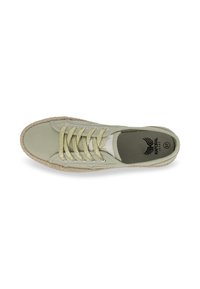 Ljusgrön canvas sneaker med guldsnören, espadrille-liknande jutesula och ett bekvämt innerfoder, med en enkel design.