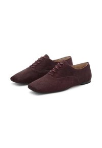 Burgunderfarbene Schnürschuhe mit strukturiertem Obermaterial, spitzem Schuhkopf und niedriger schwarzer Sohle. Glattes Material mit tonalen Schnürsenkeln und Nähakzenten.