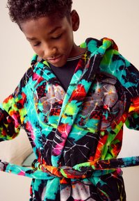 Bunter Fleece-Bademantel mit abstrakten Blumenmustern in lebendigen Tönen von Türkis, Rot und Schwarz, mit Bindegürtel und Kapuze.