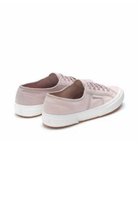 Ljusrosa canvas sneakers med rund tå, texturerad vit gummisula och ton-i-ton sömmar. Snördesign med minimal branding på sidan.