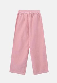Roze corduroy-broek met een wijde pijpen-silhouet, voorzien van een rekbare tailleband en een verticale ribbeltextuur over de stof.