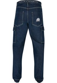Mørkeblå denim cargo bukser med elastiske manchetter, der har to baglommer og logodetalje på højre lomme, samt hvide syninger.