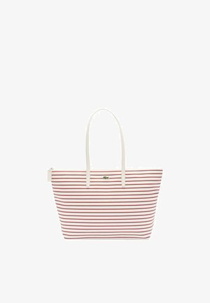 Gestreepte totebag met rood-witte strepen, gemaakt van synthetisch materiaal, met witte handvaten en een ritsafsluiting. Lacoste-logo accent.