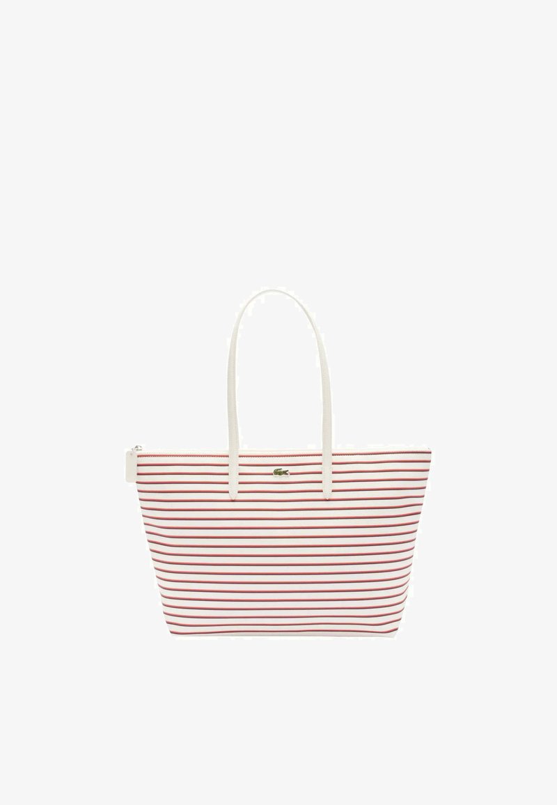 Gestreepte totebag met rood-witte strepen, gemaakt van synthetisch materiaal, met witte handvaten en een ritsafsluiting. Lacoste-logo accent.