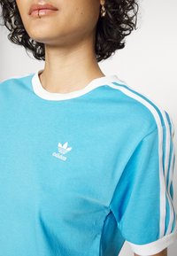 adidas Originals Marškinėliai su spaudiniu - app sky rush