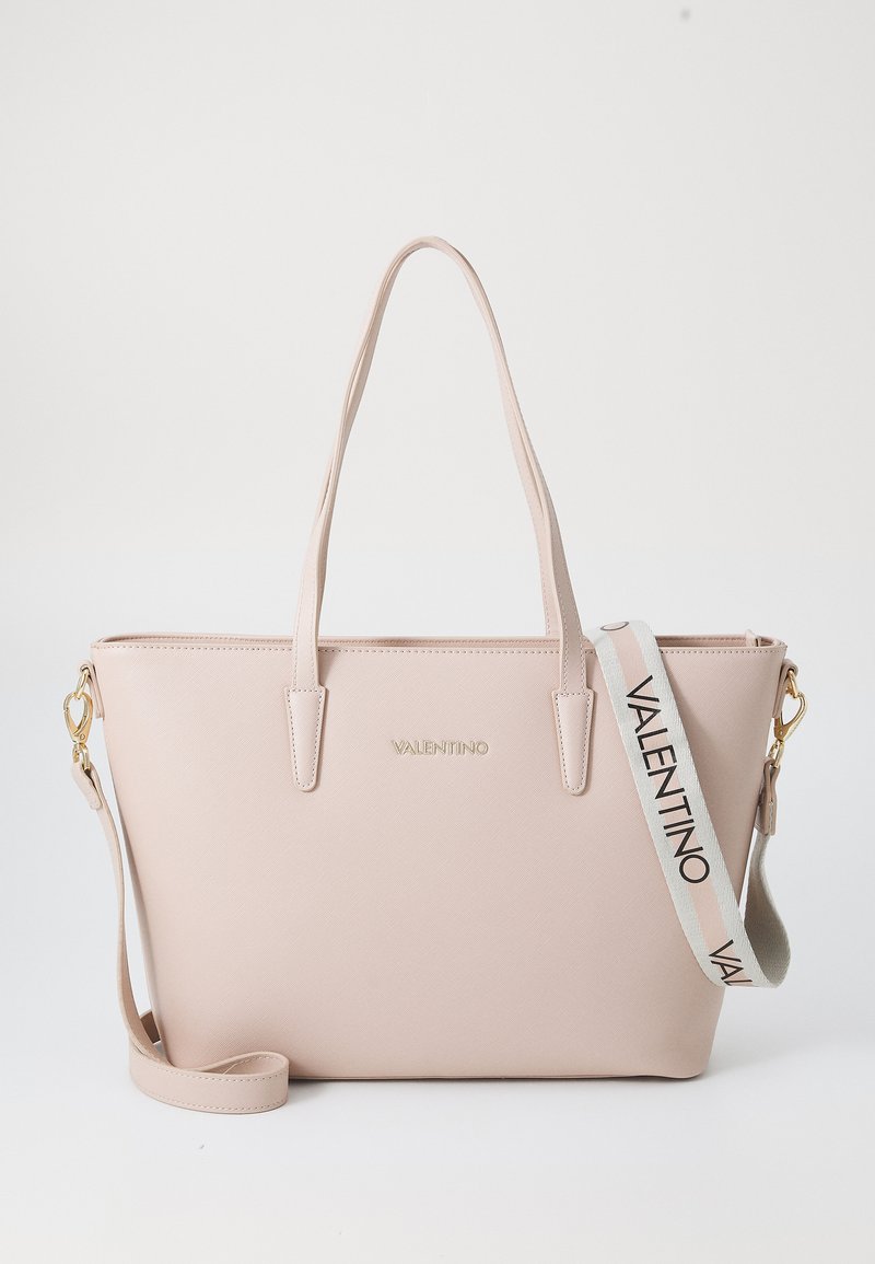 Borsa tote in pelle sintetica rosa con manici doppi, tracolla regolabile e removibile, e logo dorato. Presenta una texture liscia e una forma strutturata.