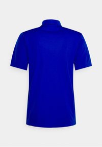 Polo bleu avec un col classique et des manches courtes. Confectionné en tissu lisse, présentant un design épuré sans motifs ni ornements.