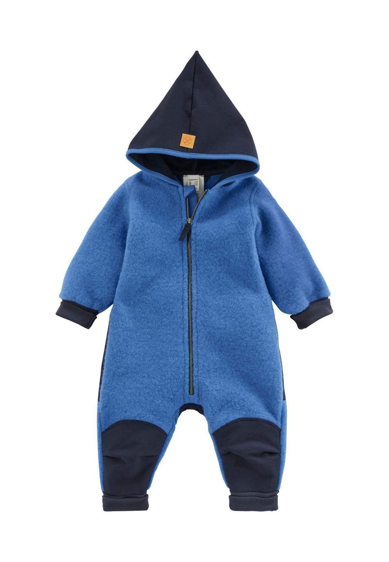 Blauwe fleece eendelig met een capuchon, marineblauwe accenten, lange mouwen, ritssluiting en versterkte kniestukken. Zachte textuur en duurzaam ontwerp.