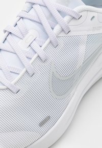 Nike Performance DOWNSHIFTER 12 - Scarpe da corsa su strada - white/pure platinum