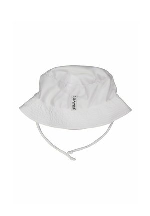 Hvid bucket hat lavet af tekstureret stof, med en bred skygge, justerbar hagesnor og et mærke på siden.