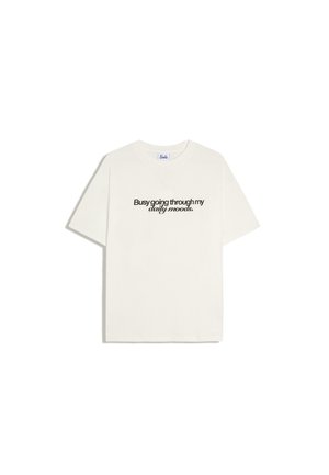 Weißes Kurzarm-T-Shirt mit schwarzem Text "Beschäftigt, meine täglichen Stimmungen zu durchgehen" in der Mitte auf der Vorderseite.