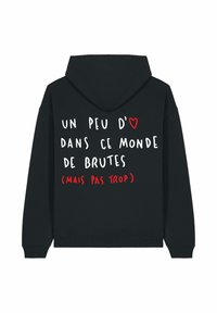 Czarna bluza z kapturem z białym i czerwonym francuskim napisem "Un peu d'amour dans ce monde de brutes (mais pas trop)" oraz małym czerwonym serduszkiem.