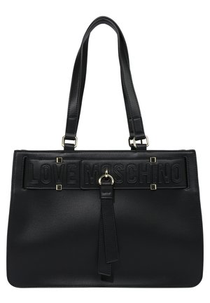 Czarna skórzana torebka Love Moschino z podwójnymi paskami na ramię, złotym okuciem i wytłoczonym logo marki na przedniej klapie.