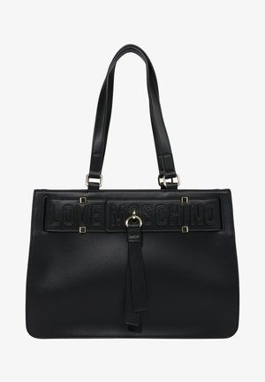 Bolso Love Moschino de piel negra con doble asa de hombro, herrajes dorados y nombre de la marca en relieve en la solapa frontal.