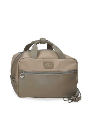 Bolsa de viaje rectangular beige y taupe con asas dobles, bolsillo frontal con cremallera y clips para correa de hombro desmontable sobre fondo blanco.