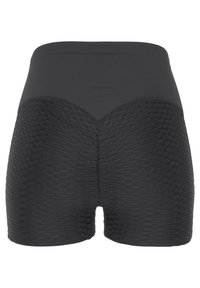 Schwarze Shorts mit hohem Taillenbund, die im unteren Bereich über ein strukturiertes Wabenmuster und im oberen Bereich über glattes Material verfügen.
