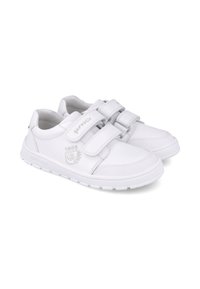 Zapatillas blancas con correas de velcro, material de cuero, punta redondeada, cuello acolchado y detalles del logo en el lado y la lengüeta.