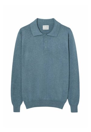 Jersey polo azul de manga larga con tres botones y puños y bajo acanalados, colocado plano sobre un fondo blanco.