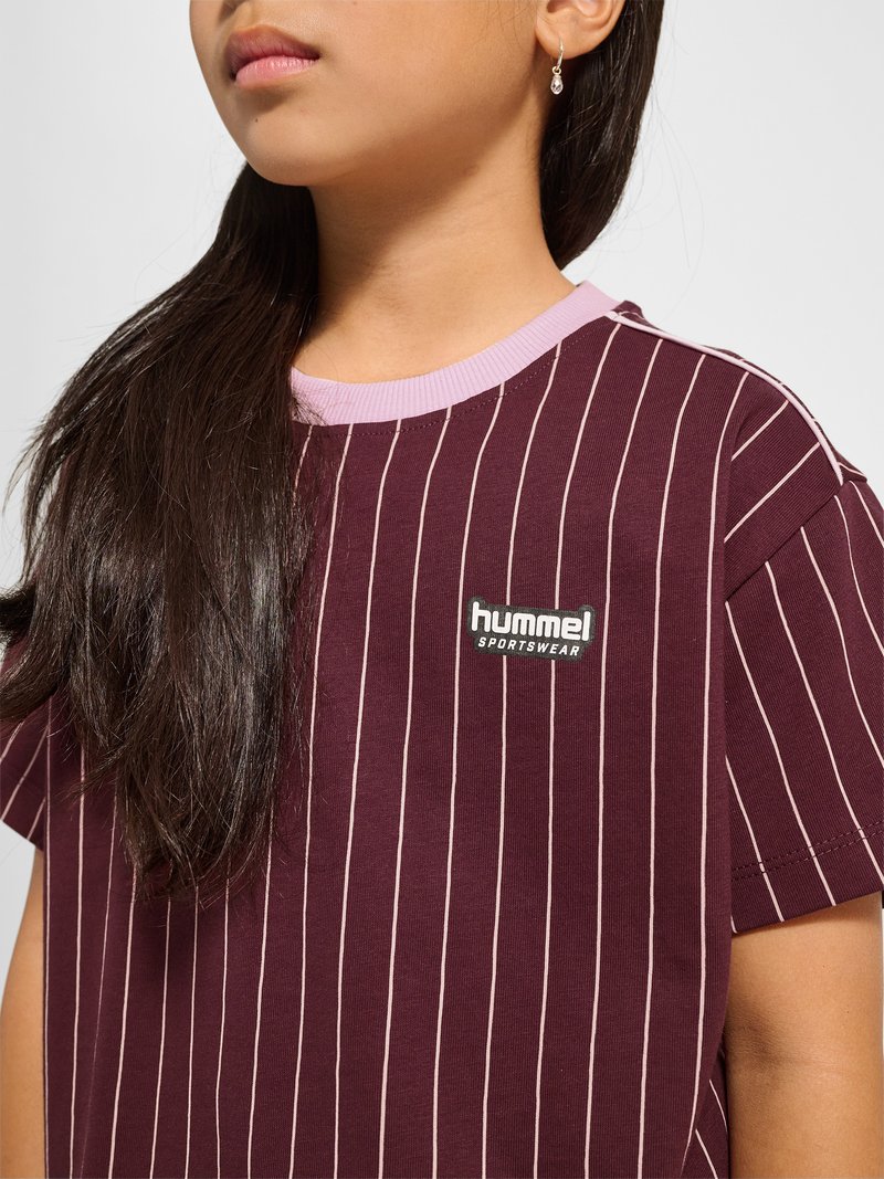 Hummel BOXY AOP PIN S/S - Print T-shirt - vineyard wine/red - Zalando