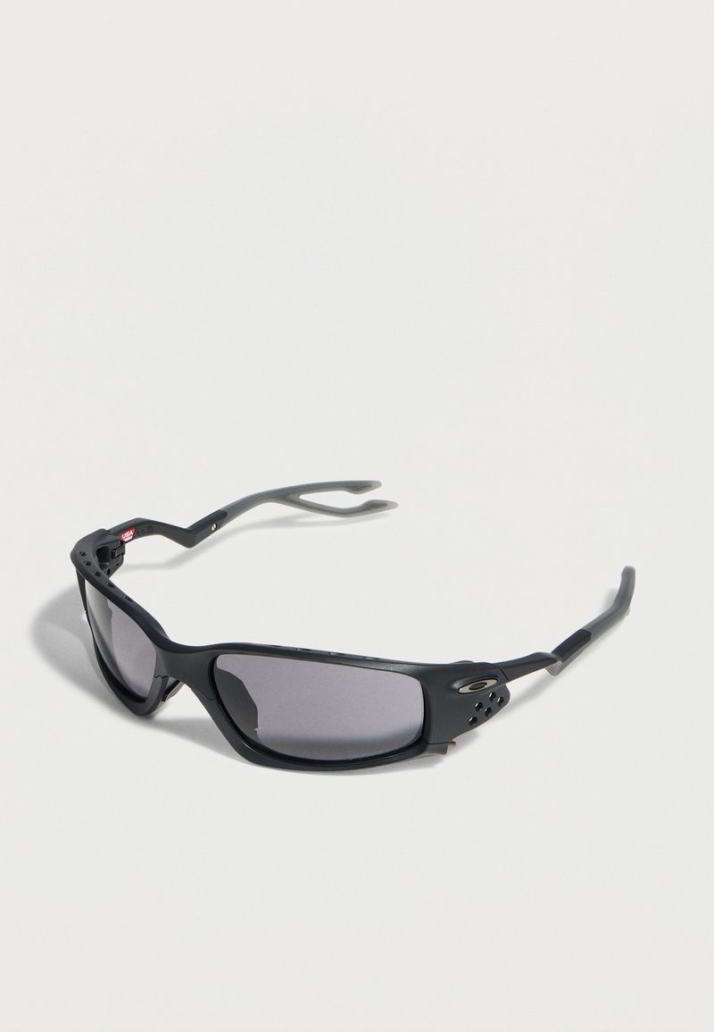 Μαύρα σπορ γυαλιά ηλίου τύπου wraparound με σκούρους ορθογώνιους φακούς και αεριζόμενα πλαίσια σε λευκό φόντο.