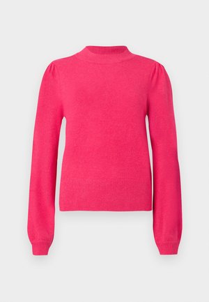 Svijetloružičasti pulover dugih rukava s visokim ovratnikom, blago naduvenim ramenima i rebrastim manžetama i rubom.