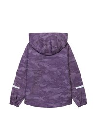 Violet užtrauktuku užsegama striukė su kamufliažo raštu, atspindinčios juostos ant rankovių, susiraukšlėtomis rankovėmis ir lygiu audinio paviršiumi.