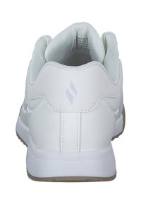 Baskets de sport blanches avec une tige en synthétique lisse, un col rembourré et une semelle en caoutchouc. Présente un détail logo au niveau du talon.