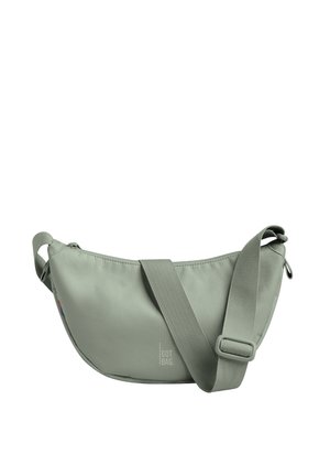 Saliegroene kruislingse tas in halvemaanvorm met brede verstelbare riem en "GOT BAG." logo op het midden vooraan.
