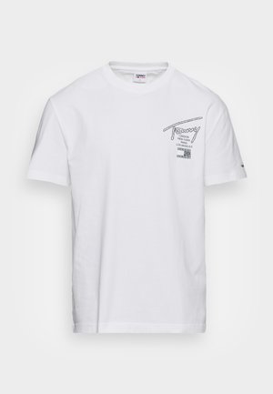 Bílé bavlněné tričko s krátkými rukávy. Na hrudi má černé potisknuté logo a názvy měst. Měkká textura a klasický střih.