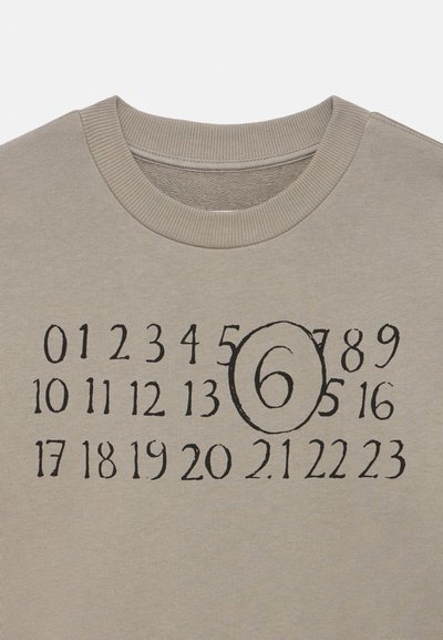 Φόρμα σε ανοιχτό μπεζ χρώμα με εκτύπωση πλέγματος αριθμών, όπου ο αριθμός 6 είναι κυκλωμένος με μαύρο, με στρογγυλή λαιμόκοψη και ριμπ μανσέτες.