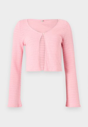 Cardigan lavorato a maglia di colore rosa chiaro, corto, con maniche lunghe, scollo a barca e chiusura con un solo bottone sul petto.