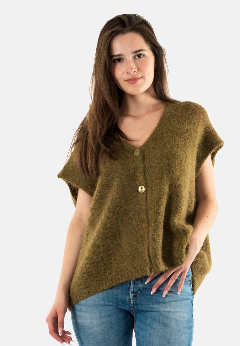 Gilet a maglia verde oliva con scollo a V, maniche corte e tre bottoni davanti. Texture morbida con una vestibilità larga e rilassata.