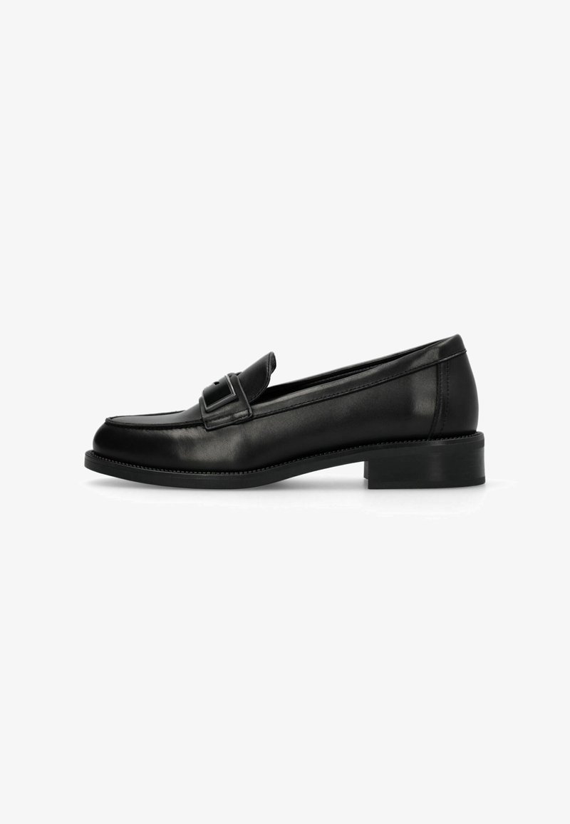 Mocassin en cuir noir avec un petit talon bloc, un bout arrondi et une bride décorative sur le dessus, présenté de profil sur fond blanc.