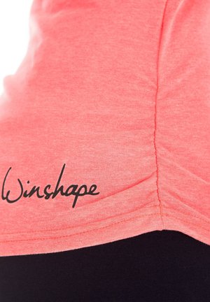 Korallenrosa Sportoberteil mit geraffter Seitennaht und schwarzem "Winshape"-Logo auf der unteren linken Seite. Weicher, strukturierter Stoff.