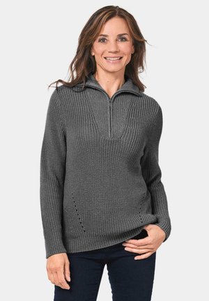 Grau gestrickter Pullover mit einem Halbreißverschluss-Kragen, strukturiertem Muster und seitlichen Schlitzen. Hat lange Ärmel und einen lockeren Schnitt.