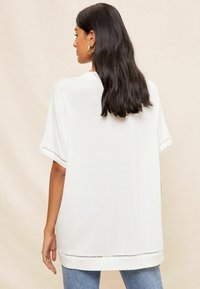Friends Like These SHORT SLEEVE V NECK CROCHET - T-shirt med print - cream