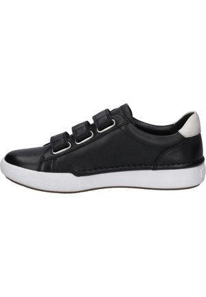 Sneaker in pelle nera con tre cinturini regolabili, suola bianca testurizzata, parte superiore liscia e un accentuo contrastante di grigio chiaro sul tallone.