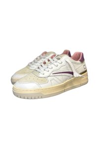 Sneaker bianchi in pelle con accenti beige chiaro, dotate di una suola texturizzata, rivestimento interno rosa e viola, e area delle punte perforata.