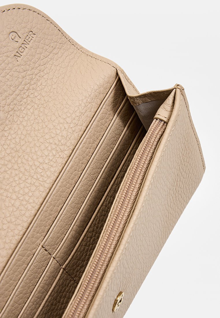 Beige Leder-Wallet mit strukturierter Oberfläche, ausgestattet mit mehreren Kartenfächern, einem Reißverschlussfach und einem sichtbaren, eingravierten Logo im Inneren.