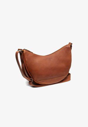 Bolso de hombro de cuero marrón con forma curva, cierre de cremallera y correa ajustable. Textura suave, diseño minimalista y sin patrones visibles.