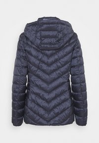 Pufferjakke i marineblå med et chevron-quiltet mønster, der har hætte og en glat, skinnende overflade.