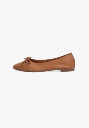Tan lederen balletschoenen met een ronde neus, een klein strikaccent aan de voorkant en een lage, flexibele zool. Gladde textuur overal.