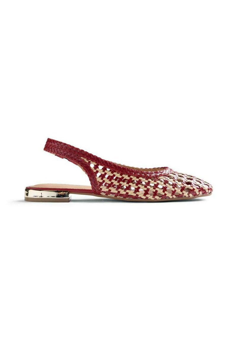 Zapato plano rojo y beige tejido con tira trasera, tacón bajo metálico y punta redondeada sobre fondo blanco.