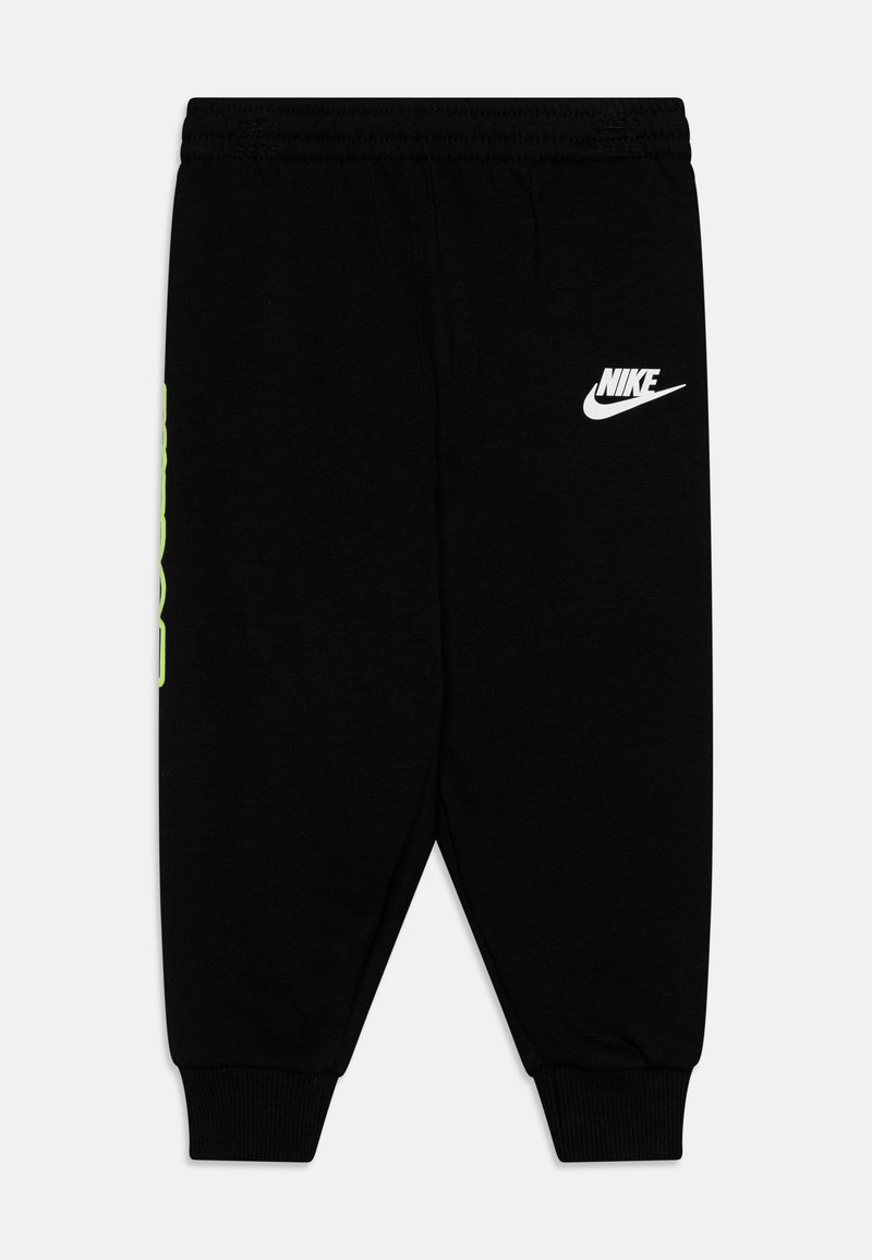 Schwarze Baumwoll-Sweatpants mit einem elastischen Bund, gerippten Bündchen und einem weißen Nike-Logo mit grünen Akzenten an der Seite.