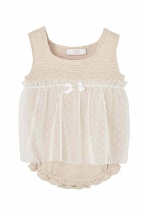 Combinaison pour bébé en tricot beige avec un design sans manches, une superposition en tulle transparent à pois, un petit nœud avec un centre en perle, et des boutons-pression au bas.
