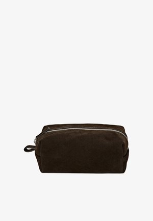 Kleine rechteckige dunkelbraune Wildledertasche mit silbernem Reißverschluss oben und einer Stoffschlaufe an einer Seite.