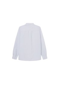 Bílá košile s dlouhým rukávem a jemnými vertikálními pruhy, zobrazena zezadu na bílém pozadí.