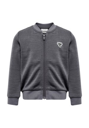 Grå zip-up jakke med rund krave, lange ærmer og ribbede manchetter. Har et lille logo på venstre bryst og et struktureret stof.