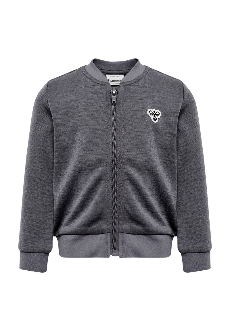 Grå zip-up jacka med rund krage, lång ärm och ribbade muddar. Har en liten logotyp på vänster bröst och är i ett texturerat material.