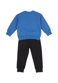 Blå sweatshirt och svarta joggingbyxor set. Sweatshirten har en rund hals och ribbade ärmslut. Joggingbyxorna har en bakficka och elastiska fållar.
